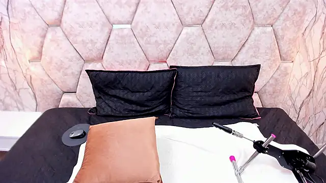 EXOTIC EBONY  online show from September 29, 2025, 8:25 pm