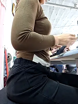 irina hana online show from December 15, 2025, 7:03 am