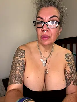 dieseldame1313 online show from October 13, 2025, 10:17 am