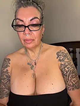 dieseldame1313 online show from October 25, 2025, 10:43 pm