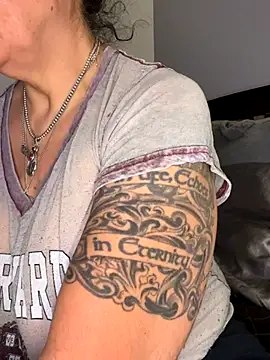 dieseldame1313 online show from December 1, 2025, 5:19 am