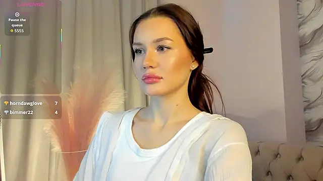 Snapshot of Aria_Mila chatting on November 4, 2025, 3:10 am Aria Mila online show from November 4, 2025, 3:10 am