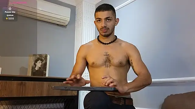 ArturoCardona  online show from October 8, 2025, 11:34 am