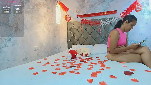 Snapshot of DarcyMooree chatting on September 18, 2025, 12:30 pm DarcyMooree online show from September 18, 2025, 12:30 pm