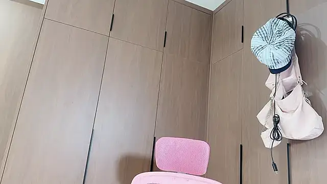 Lilium-520 online show from December 1, 2025, 11:11 am