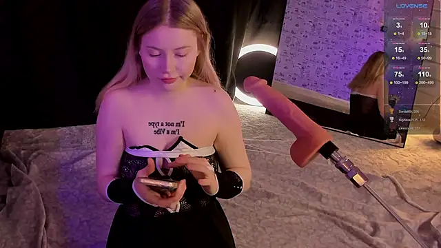 Lillie Berry online show from December 5, 2025, 4:22 am