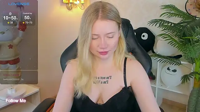 Lillie Berry online show from November 23, 2025, 4:44 am