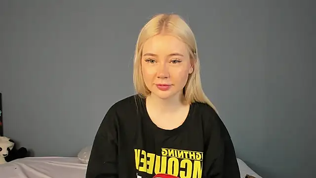 Snapshot of Lillie_Berry chatting on May 26, 2026, 4:32 am Lillie Berry online show from May 26, 2026, 4:32 am