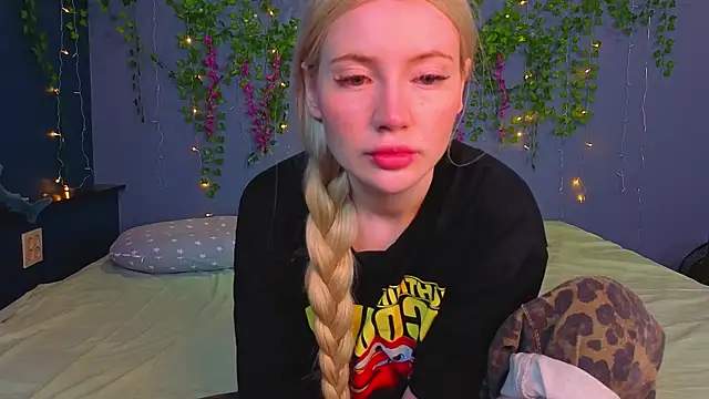 Lillie Berry online show from July 19, 2026, 4:21 am