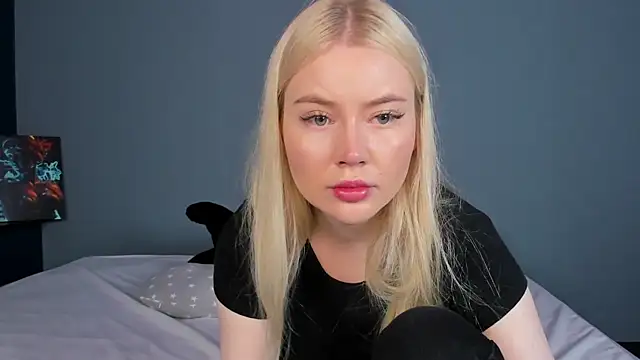 Snapshot of Lillie_Berry chatting on June 6, 2026, 4:17 am Lillie Berry online show from June 6, 2026, 4:17 am