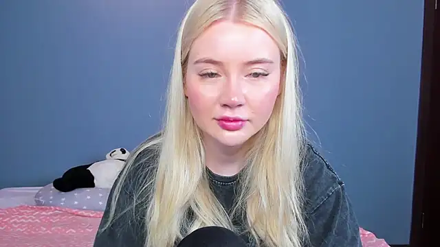 Snapshot of Lillie_Berry chatting on June 5, 2026, 4:28 am Lillie Berry online show from June 5, 2026, 4:28 am
