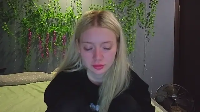 Lillie Berry online show from July 25, 2026, 4:53 am