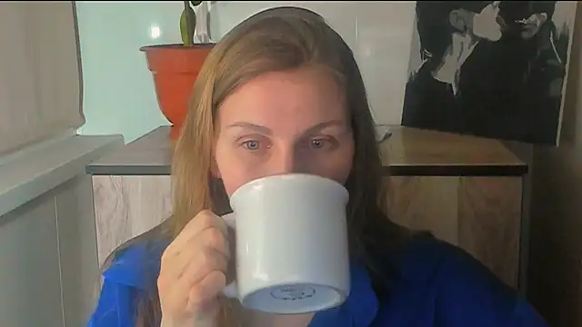 JuliaMuuun online show from April 19, 2026, 8:00 pm