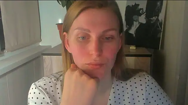 JuliaMuuun online show from April 28, 2026, 9:30 pm