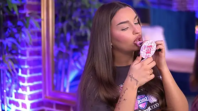 MillaSerene online show from November 28, 2025, 7:19 am