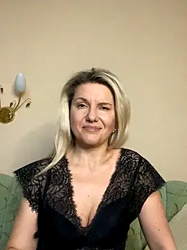 AliceSwan4011 online show from November 3, 2025, 4:21 pm