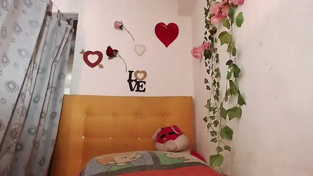 Snapshot of LULU_ALANAA_ chatting on September 14, 2025, 3:34 pm LULU ALANAA online show from September 14, 2025, 3:34 pm