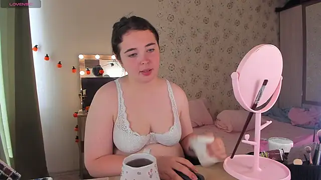 Snapshot of Alice_next_door chatting on July 21, 2026, 11:00 am Alice next door online show from July 21, 2026, 11:00 am