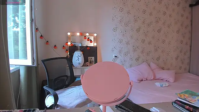 Snapshot of Alice_next_door chatting on July 28, 2026, 9:28 am Alice next door online show from July 28, 2026, 9:28 am