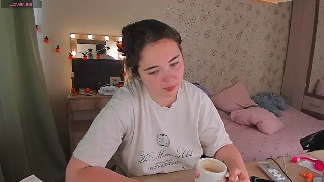 Snapshot of Alice_next_door chatting on July 11, 2026, 9:53 am Alice next door online show from July 11, 2026, 9:53 am