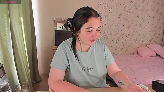 Snapshot of Alice_next_door chatting on July 2, 2026, 10:43 am Alice next door online show from July 2, 2026, 10:43 am