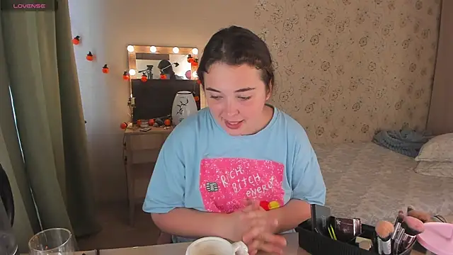 Snapshot of Alice_next_door chatting on July 18, 2026, 11:08 am Alice next door online show from July 18, 2026, 11:08 am