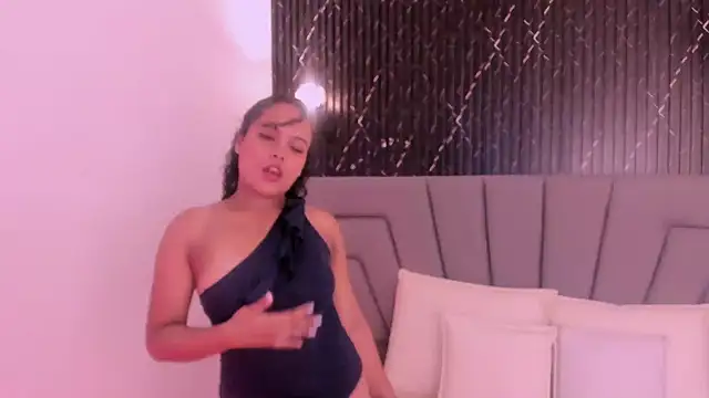 ValeriaJulio  online show from September 29, 2025, 11:49 am