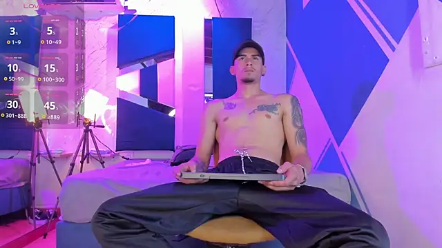 StrapSwingers online show from November 4, 2025, 5:06 pm