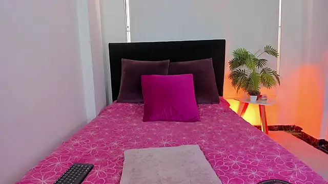 LunaVelvet777 online show from November 25, 2025, 3:34 pm