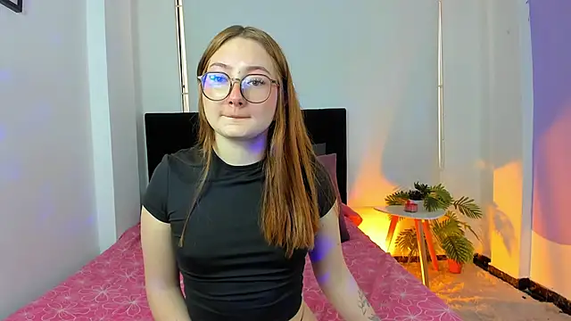 LunaVelvet777 online show from September 18, 2025, 3:26 pm