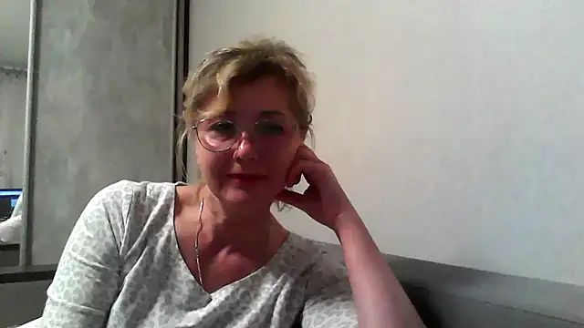 IrynaMolbertx online show from October 4, 2025, 6:53 pm