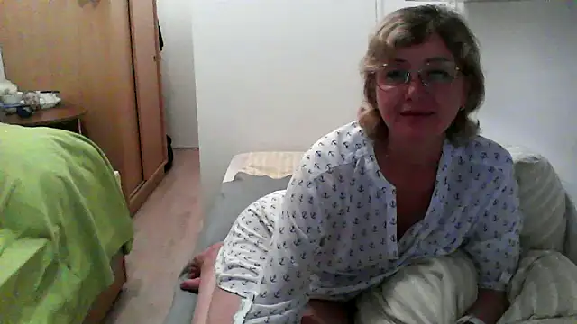 IrynaMolbertx online show from September 19, 2025, 8:02 pm