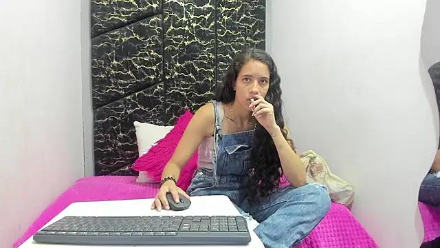 Snapshot of MiaCours chatting on August 9, 2026, 4:24 pm MiaCours online show from August 9, 2026, 4:24 pm