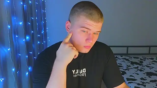 kittenmurr online show from December 5, 2025, 8:39 pm