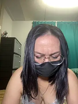 melyiaaa online show from May 1, 2026, 2:33 pm