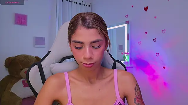 BrunetteAdams001 online show from June 17, 2026, 1:16 am