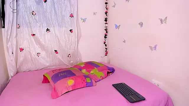 EVELYNN LUXX online show from June 22, 2026, 3:01 am