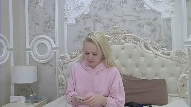 EllieFrosty  online show from June 6, 2026, 6:24 pm