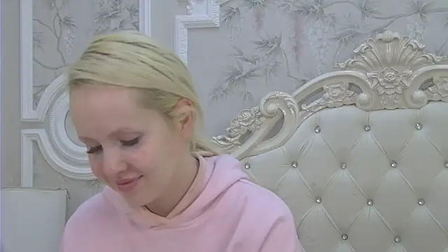EllieFrosty  online show from June 14, 2026, 11:17 pm