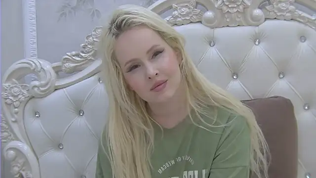 Snapshot of EllieFrosty_ chatting on June 22, 2026, 3:25 am EllieFrosty online show from June 22, 2026, 3:25 am
