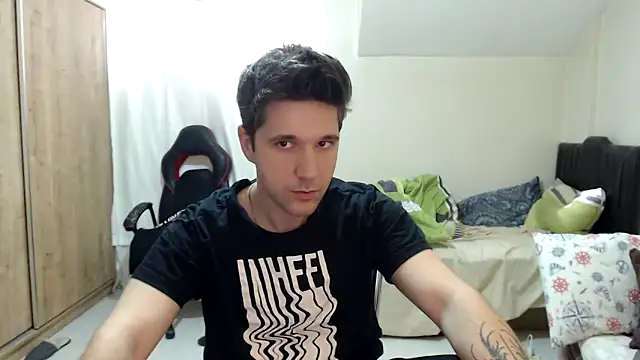 2handsomemann online show from September 17, 2025, 1:24 pm