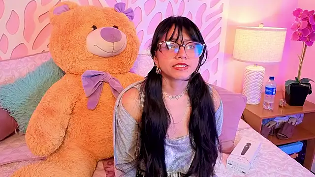 Snapshot of VioletxBloom chatting on February 19, 2026, 8:39 pm VioletxBloom online show from February 19, 2026, 8:39 pm