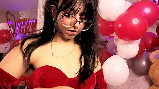 Snapshot of VioletxBloom chatting on February 14, 2026, 7:47 pm VioletxBloom online show from February 14, 2026, 7:47 pm