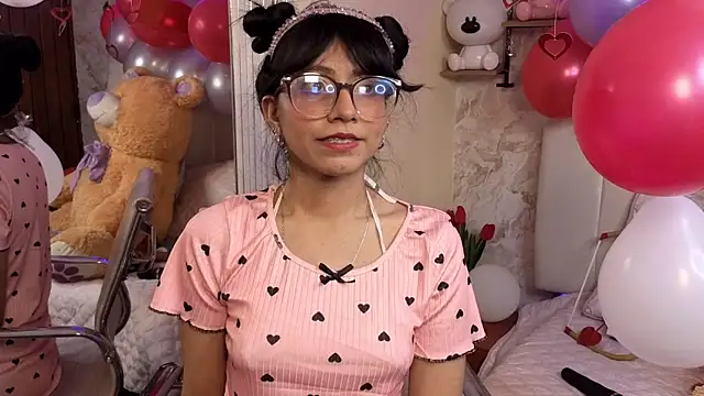 Snapshot of VioletxBloom chatting on February 13, 2026, 7:36 pm VioletxBloom online show from February 13, 2026, 7:36 pm