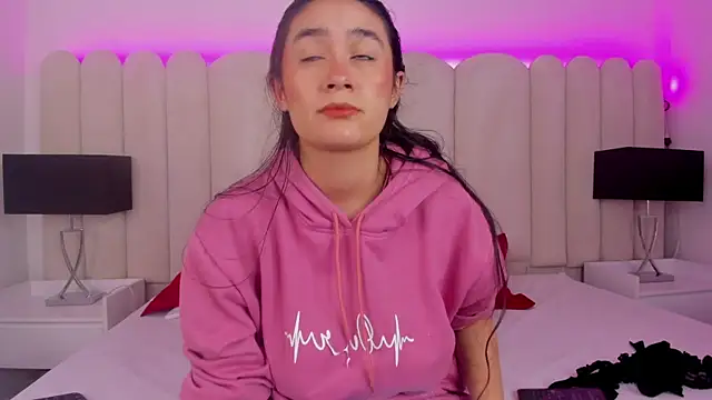 EmilyHanks  online show from September 20, 2025, 12:15 am