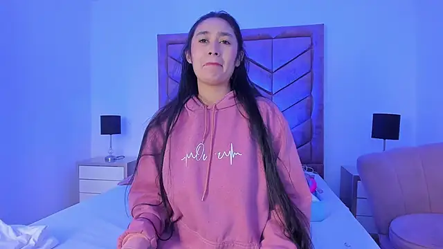 EmilyHanks  online show from June 19, 2026, 2:01 pm