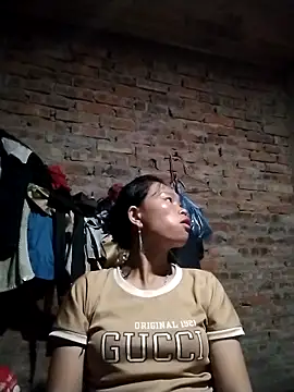   Ngoc20   online show from October 2, 2025, 5:11 am