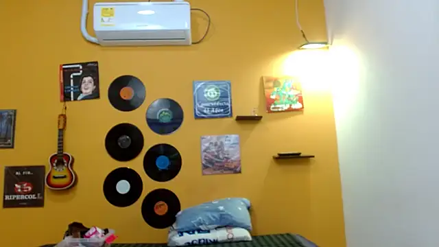 skinnyverus18 online show from September 17, 2025, 6:43 pm