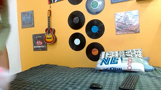 skinnyverus18 online show from September 24, 2025, 7:09 pm