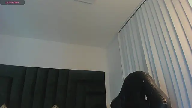 SaraWagner  online show from September 30, 2025, 6:03 pm